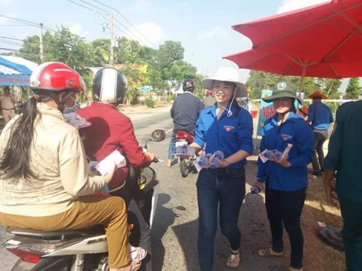 Người miền Tây nghĩa tình mở trạm dừng chân cho người về quê ăn Tết