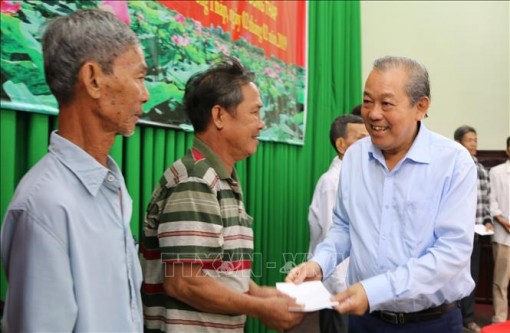 Phó Thủ tướng Trương Hòa Bình tặng quà cho gia đình chính sách tỉnh Đồng Tháp