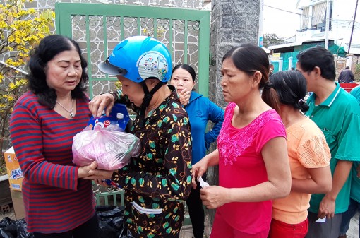 Thêm 305 phần quà Tết cho người khó khăn,  bệnh tật