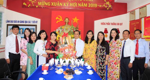 Nhiều đoàn đến thăm, chúc Tết Báo An Giang ngày mùng 1 Tết