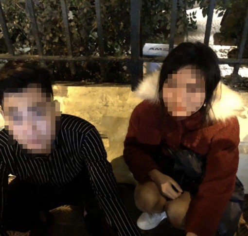 Cô gái bật khóc khi biết bạn trai mang theo ma tuý đá đi đón giao thừa