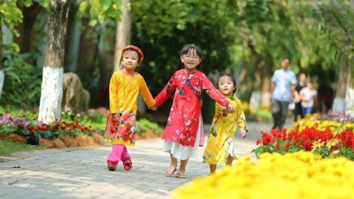 Mùng 3 Tết, nắng vẫn chói chang mọi nẻo đường