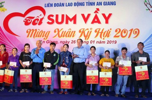 "Tết sum vầy" cùng người lao động