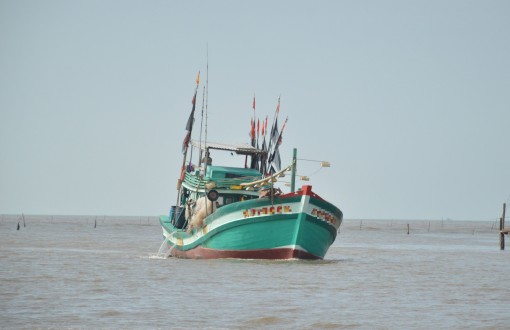 Kịp thời cứu hộ 6 ngư dân bị chìm tàu trên vùng biển Cà Mau