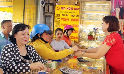 Ngày vía Thần tài, người dân đổ xô đi mua vàng, dù giá cao