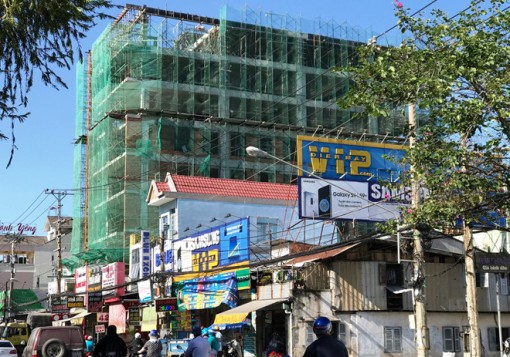 Bến Tre: Đứt cáp vận thang, 9 công nhân rơi từ độ cao 5 m, chấn thương nặng