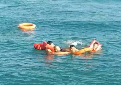 Cứu sống một Việt kiều Mỹ nhảy xuống biển khi tàu đang chạy