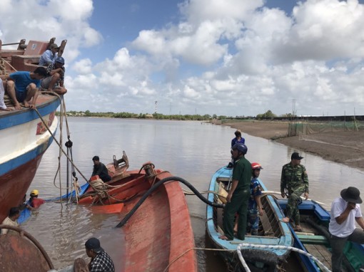 Bạc Liêu: Tàu cá bị chìm trên sông Gành Hào
