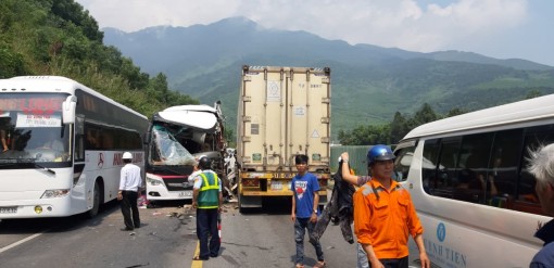 Xe container đấu đầu xe khách, 16 người bị thương
