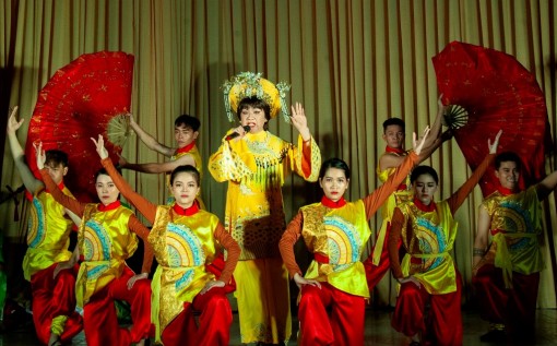 Diễn báo cáo chương trình Đêm thơ Nguyên tiêu Kỷ Hợi 2019