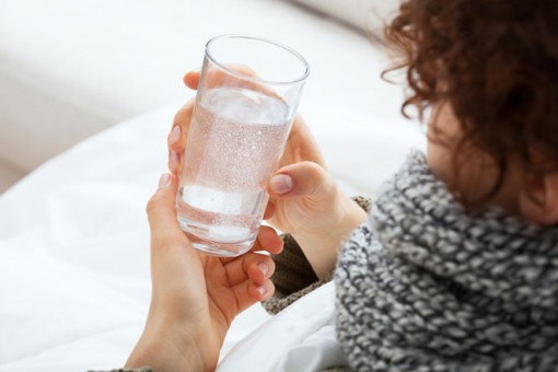 Uống nhiều nước chưa đủ, còn phải là nước ấm!