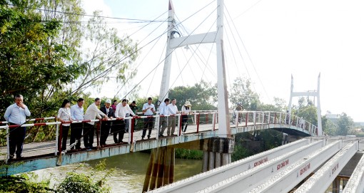 Kiểm tra tiến độ xây dựng cầu nông thôn tại huyện An Phú