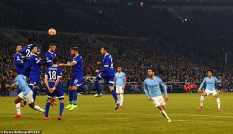Chơi thiếu người, Man City ngược dòng khó tin trước Schalke