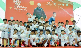 Huấn luyện viên trưởng đội tuyển Việt Nam Park Hang-seo tham gia Chương trình “Gieo mơ ước” tại An Giang