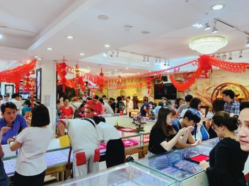 Giá vàng hôm nay 23-2: Đang đà đỉnh cao, bất ngờ sụt giảm