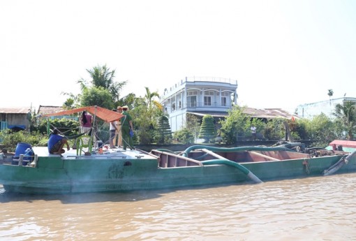 Bắt quả tang vụ khai thác cát trái phép trên sông Hậu