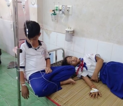 Cà Mau: Vụ 45 học sinh nhập viện, kỷ luật 2 cán bộ