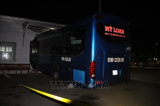 Xe khách tông nhà chờ tại Cà Mau: Phụ xe có nồng độ cồn cao