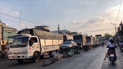 Kẹt xe nghiêm trọng ở cả hai bờ bến phà Vàm Cống