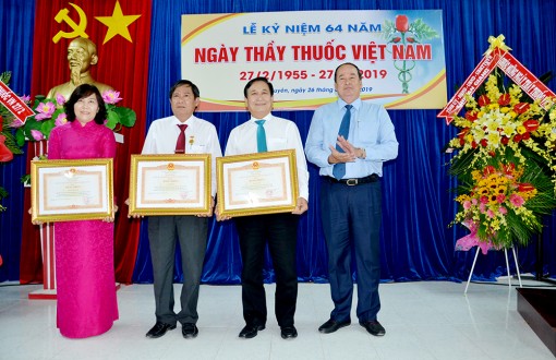 Họp mặt, thăm, khen thưởng nhiều tập thể, cá nhân nhân ngày Thầy thuốc Việt Nam