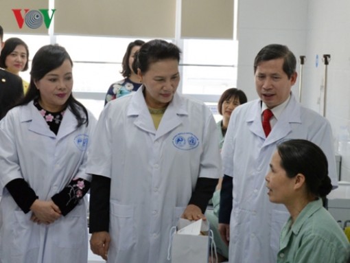 Chủ tịch Quốc hội thăm và chúc mừng Bệnh viện Y học cổ truyền Trung ương