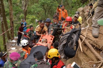 Indonesia dùng máy xúc để cứu người mắc kẹt trong vụ sập hầm mỏ