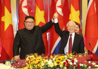 Chủ tịch Triều Tiên Kim Jong-un đánh thử đàn bầu Việt Nam trong tiệc chiêu đãi