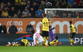 Dortmund gục ngã tại Augsburg bởi cầu thủ cũ người Hàn Quốc