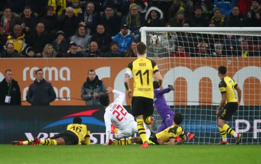 Dortmund gục ngã tại Augsburg bởi cầu thủ cũ người Hàn Quốc