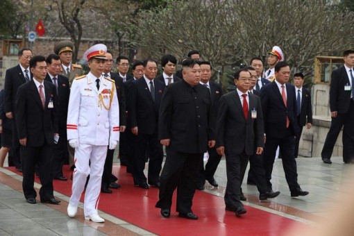 Chủ tịch Triều Tiên Kim Jong-un vào Lăng viếng Chủ tịch Hồ Chí Minh