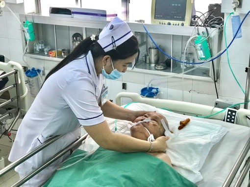 Mổ thâu đêm cứu sống Mẹ Việt Nam Anh hùng bị u não kích thước lớn