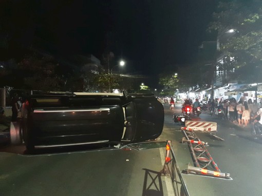 Tiền Giang: Ô tô biển xanh lật ngang sau va chạm với xe máy