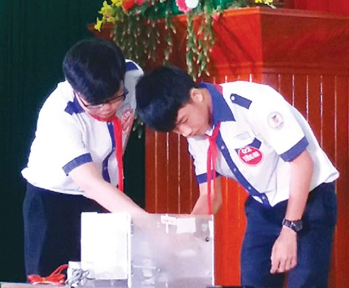 Sáng chế khóa thông minh của học sinh lớp 9