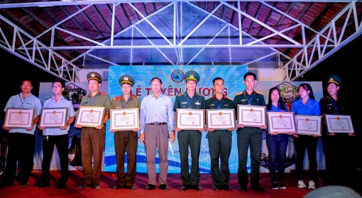 Tuyên dương thanh niên làm chủ biên giới