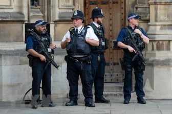 Cảnh sát Anh điều tra loạt vụ gửi bưu kiện chứa thiết bị nổ