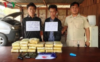 Bắt giữ 2 người Lào mang vũ khí nóng, vận chuyển 118.000 viên ma túy