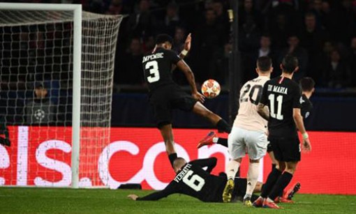 UEFA giải thích về quả phạt đền giúp Man Utd loại PSG