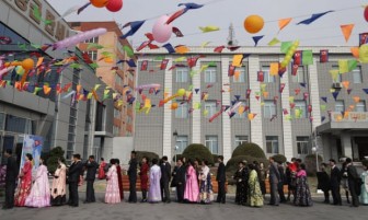 Người Triều Tiên mặc trang phục truyền thống, nô nức đi bỏ phiếu bầu cử Quốc hội