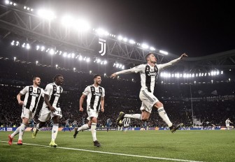 Ronaldo lập hat-trick bàn thắng đưa Juventus ngược dòng vào tứ kết