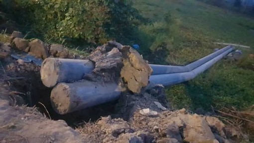 Kiên Giang: 2 trụ điện cao 14 mét bất ngờ ngã, 2 công nhân thương vong