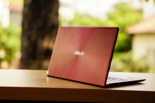 Zenbook 13 - laptop thời trang, nhỏ hơn khổ giấy A4