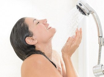 5 lợi ích bất ngờ của việc tắm nước lạnh mỗi ngày