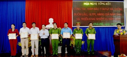 Châu Đốc, Châu Phú: Đảm bảo an toàn giao thông, thực hiện chống buôn lậu, gian lận thương mại và hàng giả