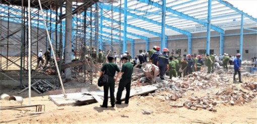 Sập nhà xưởng đang xây dựng tại Vĩnh Long, ít nhất 5 người chết