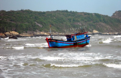 Mắc cạn dẫn đến tàu phá nước, 8 ngư dân gặp nạn trên vùng biển Bến Tre