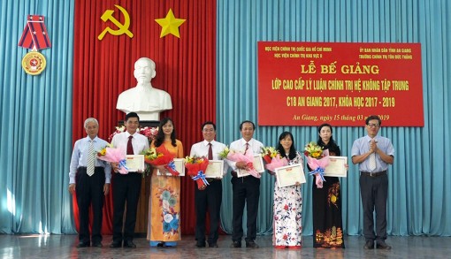 Bế giảng lớp Cao cấp Lý luận Chính trị hệ không tập trung C18 An Giang 2017