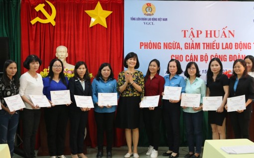 Tập huấn kiến thức phòng ngừa lao động trẻ em cho cán bộ nữ công