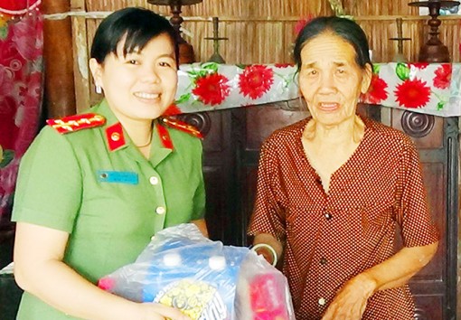 Nữ Đại úy tận tụy với công việc