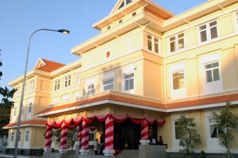 Đại sứ quán Việt Nam tại Campuchia tặng quà cho Việt kiều nghèo