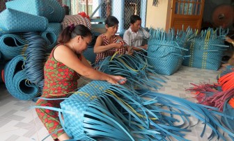 Tăng thu nhập từ nghề đan giỏ ny-lon